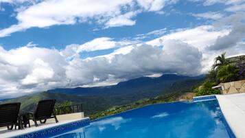 حمّام سباحة خارجي، مفتوح من 8:00 صباحًا إلى 7 مساءً، مقاعد للتشمس