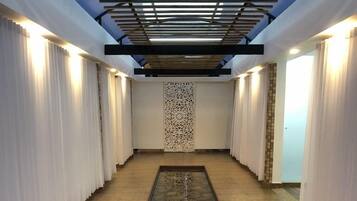 Couples treatment room(s), sauna, steam room, body treatments