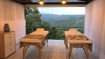 Couples treatment room(s), sauna, steam room, body treatments
