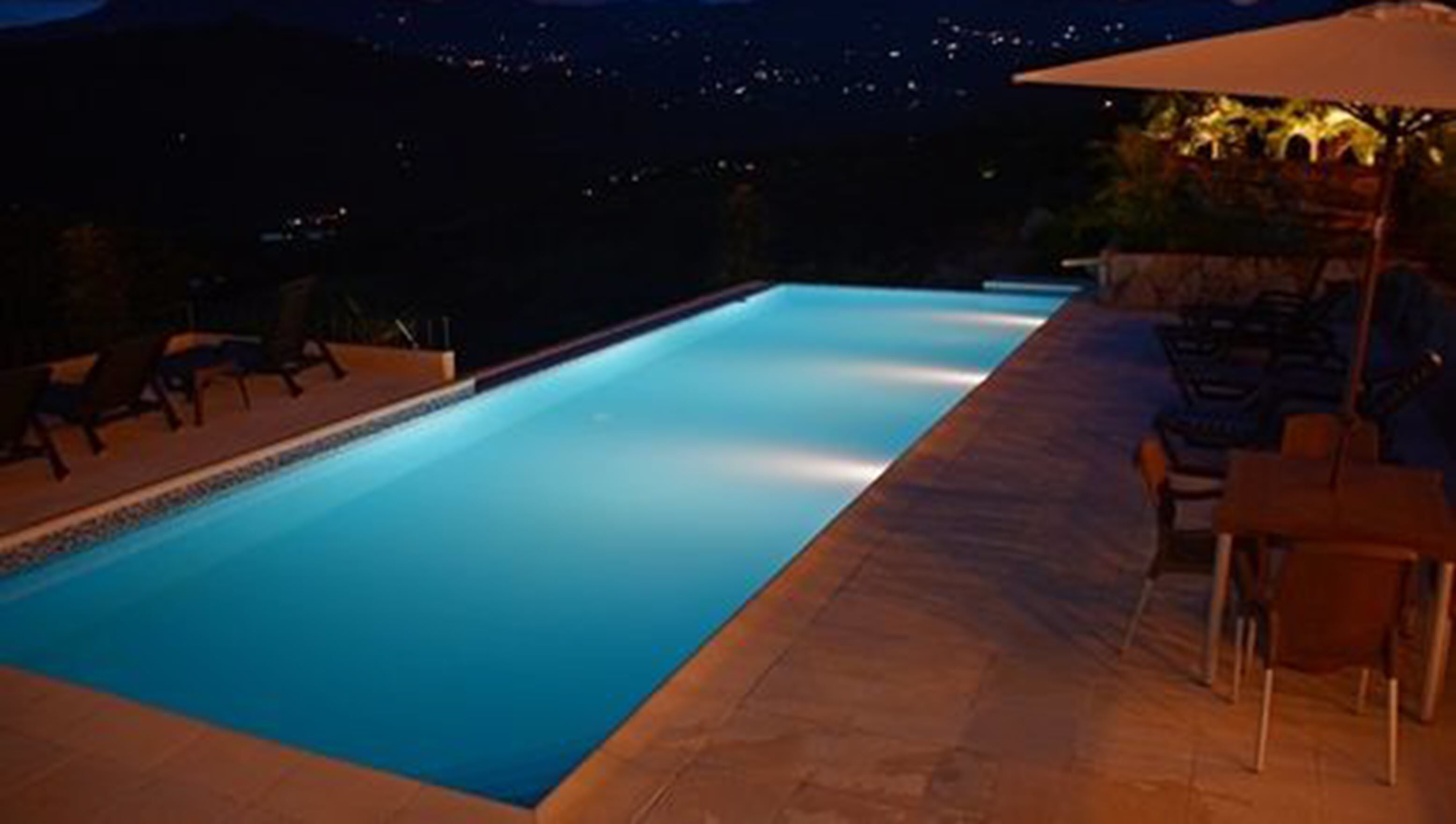 outdoor pool, open 8:00 am to 7:00 pm, pool loungers