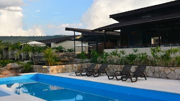 حمّام سباحة خارجي، مفتوح من 8:00 صباحًا إلى 7 مساءً، مقاعد للتشمس