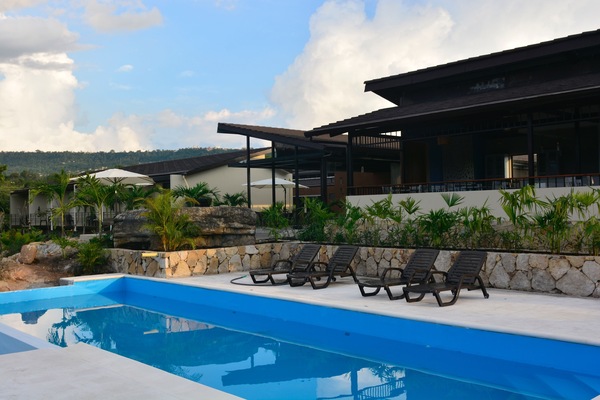 Piscina a l'aire lliure (horari: 08:00-19:00) i gandules