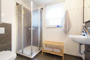 Dusche, Haartrockner, Handtücher