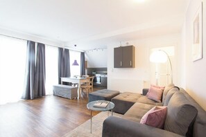 TV, DVD-spiller, filmbibliotek og stereoanlegg