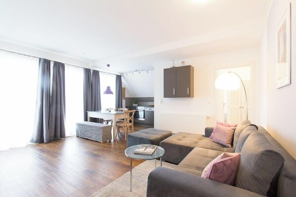 Fernseher, DVD-Player, Videothek, Stereoanlage