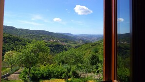 A view from a window overlooking a valley with a clear sky and scattered clouds. - Ancient Plan. Appart in the Greenest Umbria: Nature, History, Genuineness, Relax (Nocera Umbra (PG))