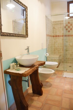 Dusche, Haartrockner, Bidet, Handtücher