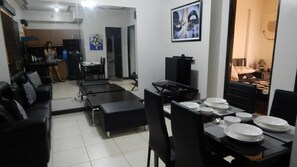 2 عدّة غرف نوم ومكواة/لوح كي وخدمة الإنترنت وملاءات أسرّة