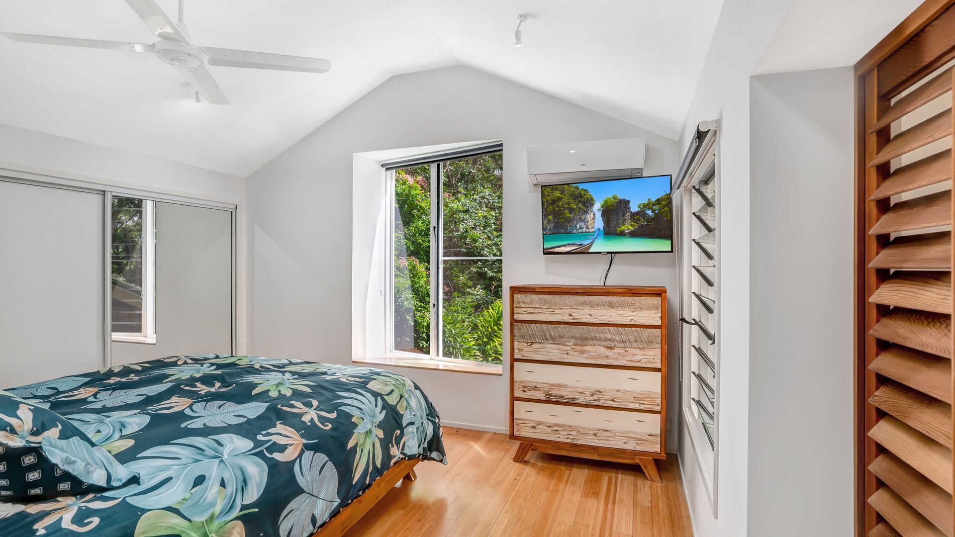 7 Naiad Court - Rainbow Shores. Swimming Pool and Walk To Beach. Aircon. Wi-Fi. — image 12