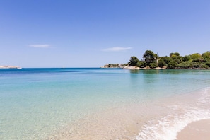 Una spiaggia nelle vicinanze