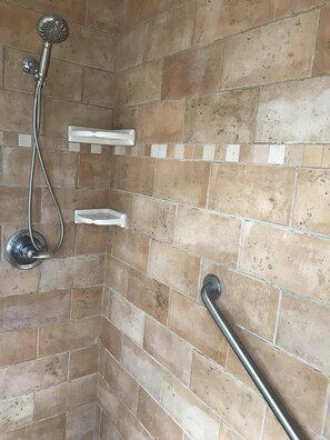 Ducha, secador de pelo, toallas, papel higiénico