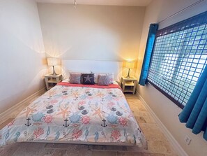 4 quartos, escrivaninha, ferros/tábuas de passar roupa, berço de viagem