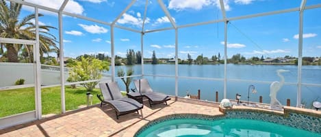 Una piscina al aire libre, una piscina climatizada