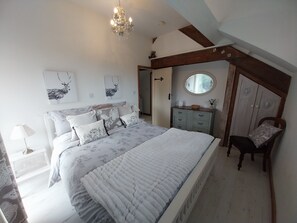 2 bedrooms, iron/ironing board, travel cot, free WiFi - Characterful cottage, wonderful sea & countryside views, pet friendly (Whitby)