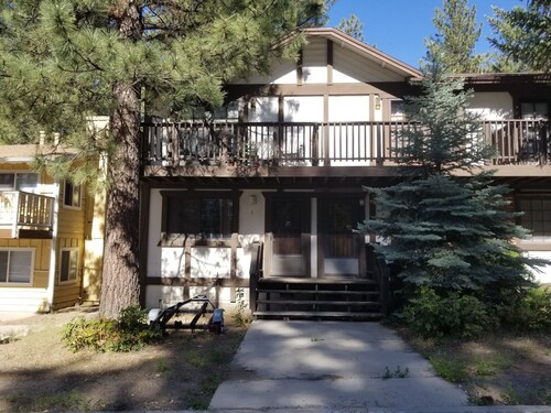 Cute Woodsy Cabin - Walk to Village, Lake & Trails