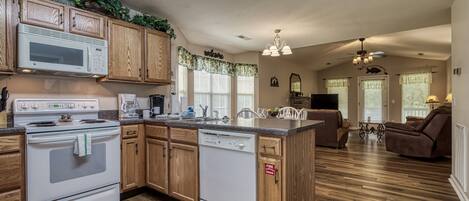 Kylskåp, mikrovågsugn, ugn och spishäll