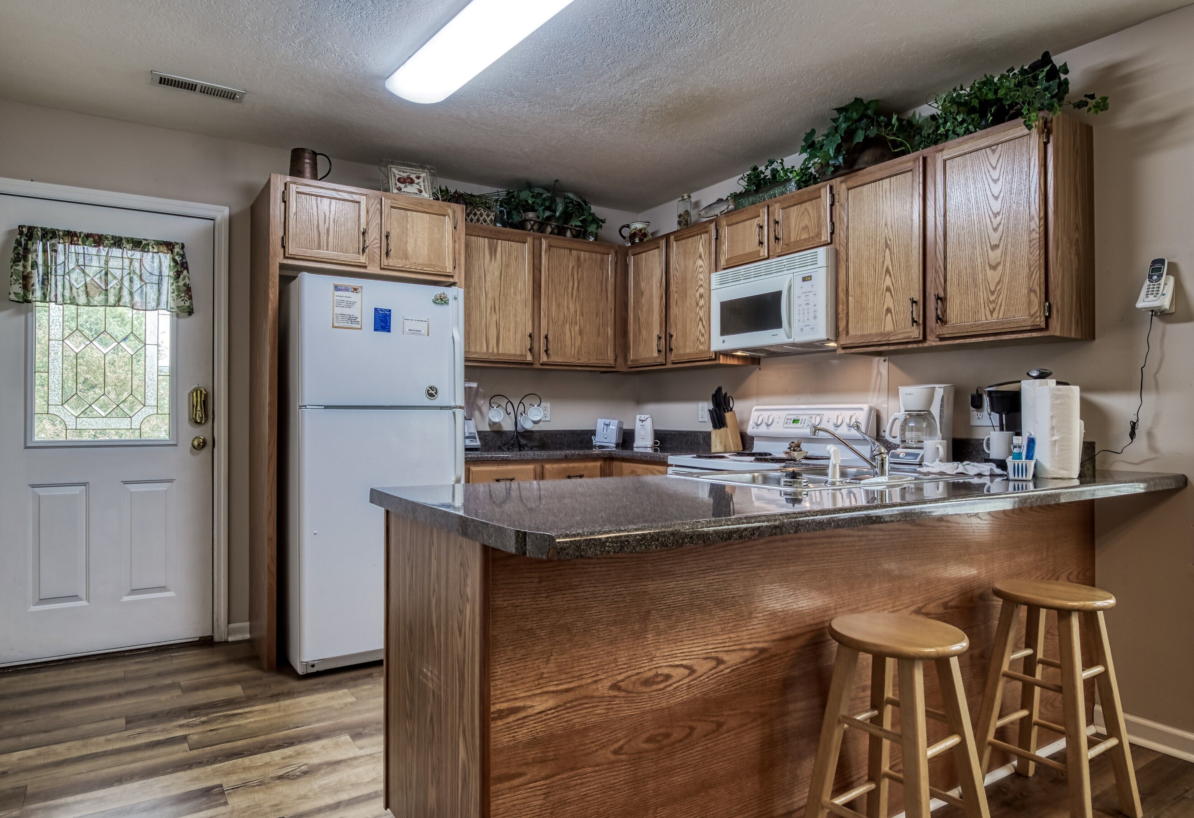 1 Mile from Pigeon Forge-River Front/River Access-great place to enjoy fishing- Motor cycle Friendly