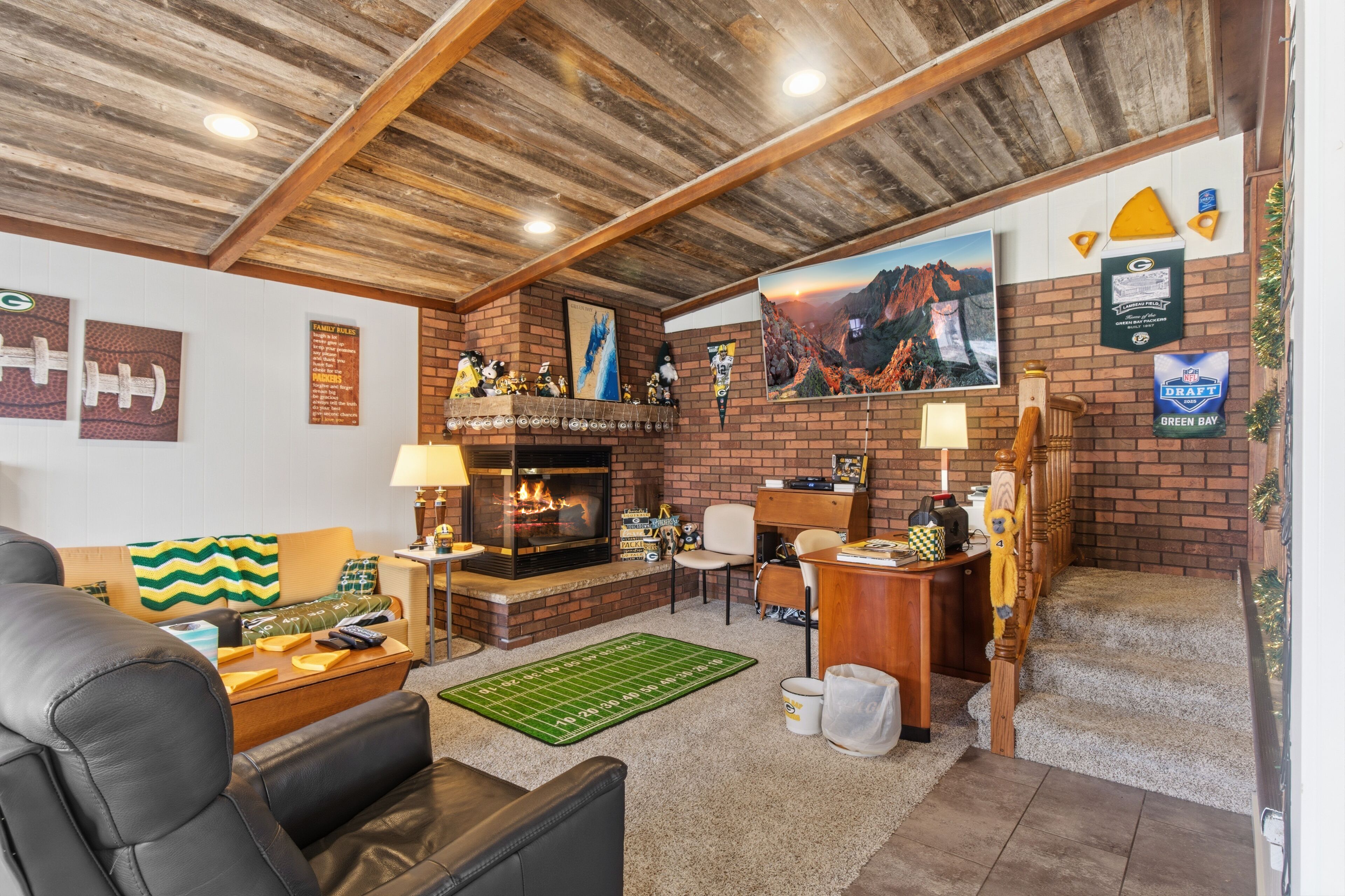 Ein gemütliches Wohnzimmer mit Kamin, einer Couch, einem Couchtisch und einem Teppich.