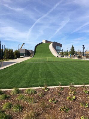A modern building with a sloped roof and a green lawn in front. - Stadium Ridge in Green Bay - 2 blocks away from Lambeau (Green Bay)