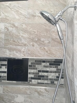 Dusj, hårføner, håndklær og såpe