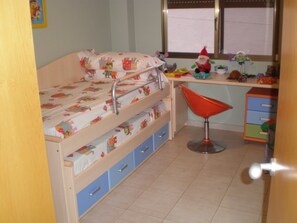 2 bedrooms, iron/ironing board, travel cot, free WiFi