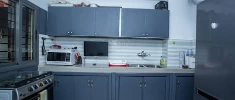 Refrigerador, microondas, horno y parrilla de estufa