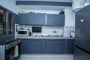 Réfrigérateur, micro-ondes, four, plaque de cuisson