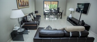 CHIC OG BRIGHT APARTMENT
