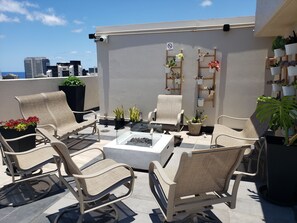 Terrace/patio - A Travelers Treasure- Remodeld,  Spacious, Clean & Comfortable... (Honolulu)