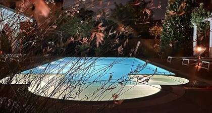 Ground floor villa apartment with garden and pool, 1 km from the city