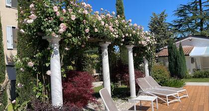 Ground floor villa apartment with garden and pool, 1 km from the city