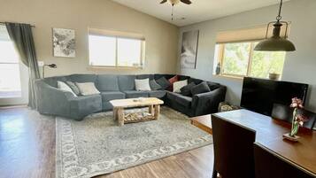 Télévision, lecteur de DVD, livres, vidéothÚque