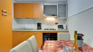 Frigorifero, microonde, piano cottura, lavastoviglie