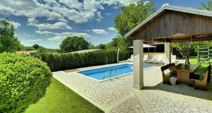 Sunny finca with private pool, BBQ and WiFi