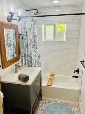 Duschwanne, Haartrockner, Handtücher, Seife