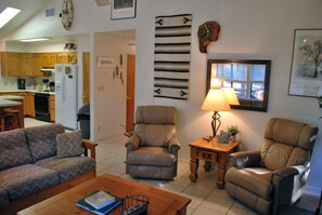 Taulutelevisio, takka, DVD-soitin, kirjoja