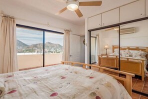 2 habitaciones, escritorio y tabla de planchar con plancha