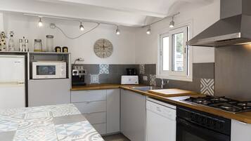 Een koelkast, een magnetron, een oven, een vaatwasser