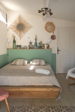 3 bedrooms, desk, iron/ironing board, free WiFi