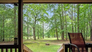Une terrasse en bois avec vue sur une forêt.