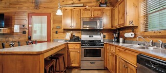 Rustic Romance Cabin with Hot Tub