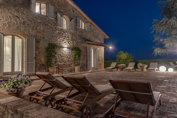 Terrace/patio - VILLA SIENA is 4 km from Siena 10PAX AC, POOL & SPA total privacy. (Siena)