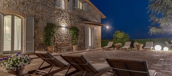 VILLA SIENA is 4 km from Siena 10PAX AC, POOL & SPA total privacy.