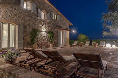 VILLA SIENA is 4 km from Siena 10PAX AC, POOL & SPA total privacy.