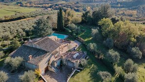 An aerial view of a villa with a swimming pool, terraced garden, and expansive countryside views. - VILLA SIENA is 4 km from Siena 10PAX AC, POOL & SPA total privacy. (Siena)