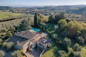 Exterior - VILLA SIENA is 4 km from Siena 10PAX AC, POOL & SPA total privacy. (Siena)
