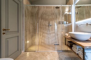Shower, hair dryer, towels, toilet paper - VILLA SIENA is 4 km from Siena 10PAX AC, POOL & SPA total privacy. (Siena)