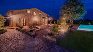 A stone house with a swimming pool, outdoor seating, and a well-lit patio area. - VILLA SIENA is 4 km from Siena 10PAX AC, POOL & SPA total privacy. (Siena)