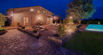 VILLA SIENA is 4 km from Siena 10PAX AC, POOL & SPA total privacy.