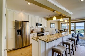 Jääkaappi, mikroaaltouuni, uuni, liesi